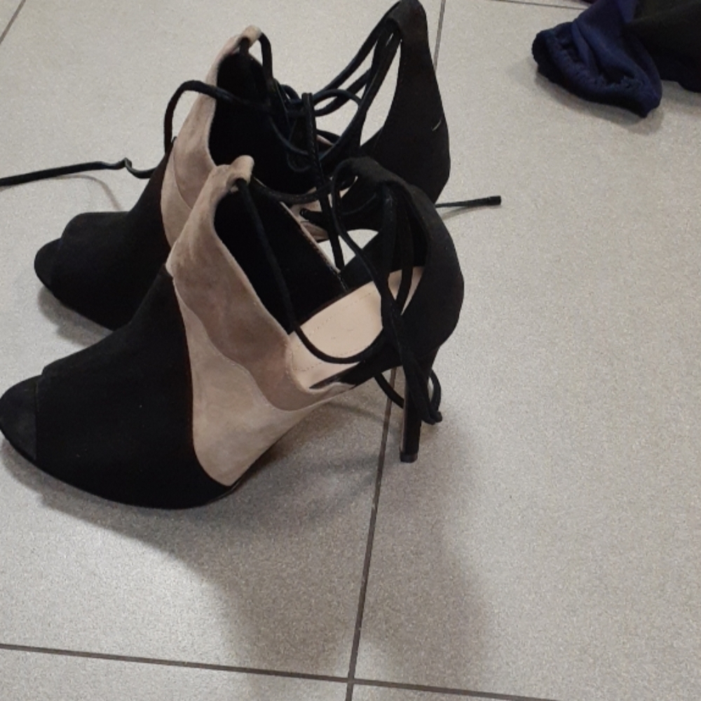 Ladies shoe - Picture 2 of 3